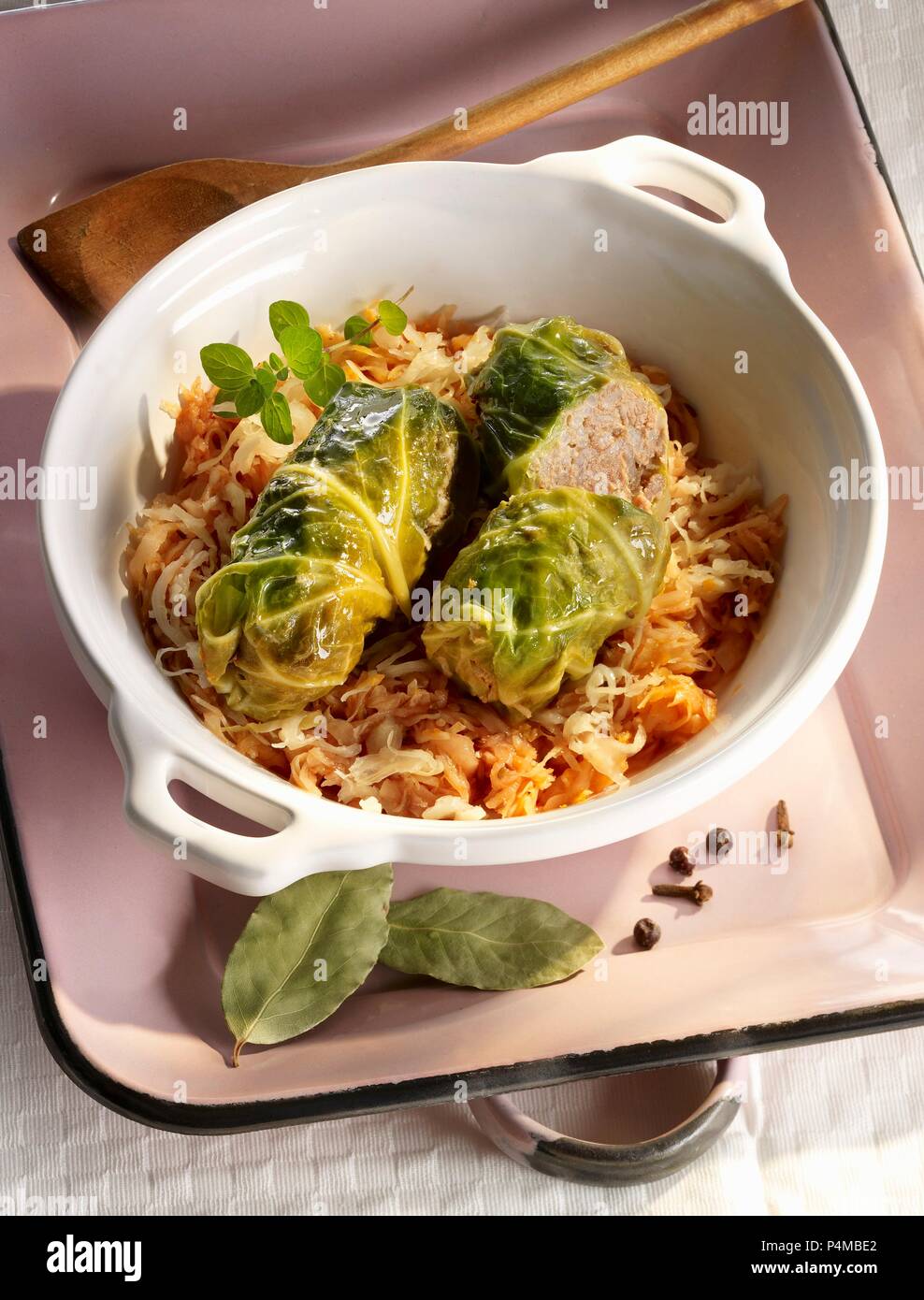 Wirsing Rouladen mit Sauerkraut Stockfoto