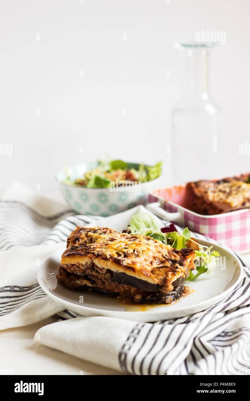 Moussaka auf einer Platte Stockfoto