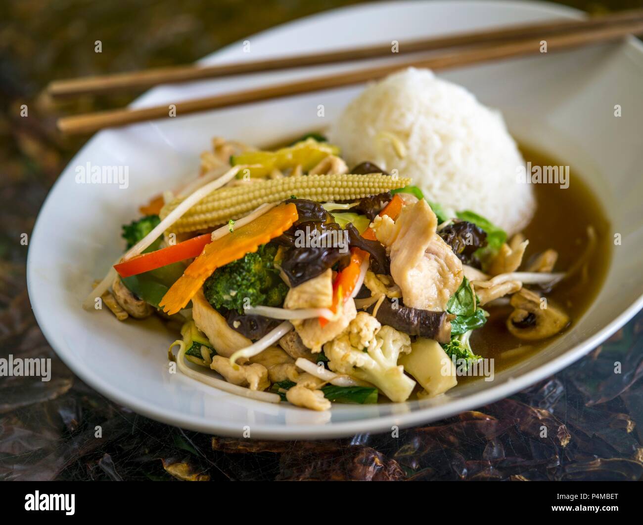 Wokgemüse mit Huhn und duftenden Reis (Thailand Stockfotografie - Alamy