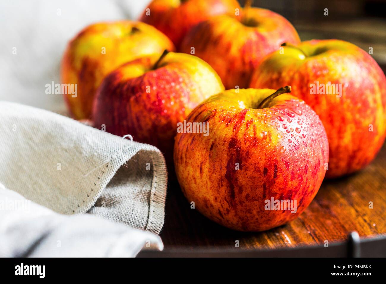 Frische Äpfel auf einer hölzernen Oberfläche Stockfoto