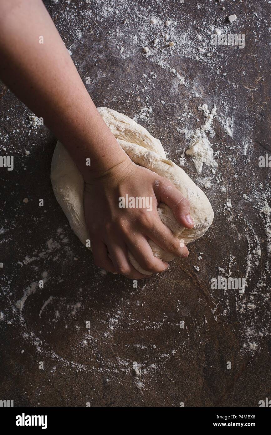 Pizzateig kneten Stockfoto