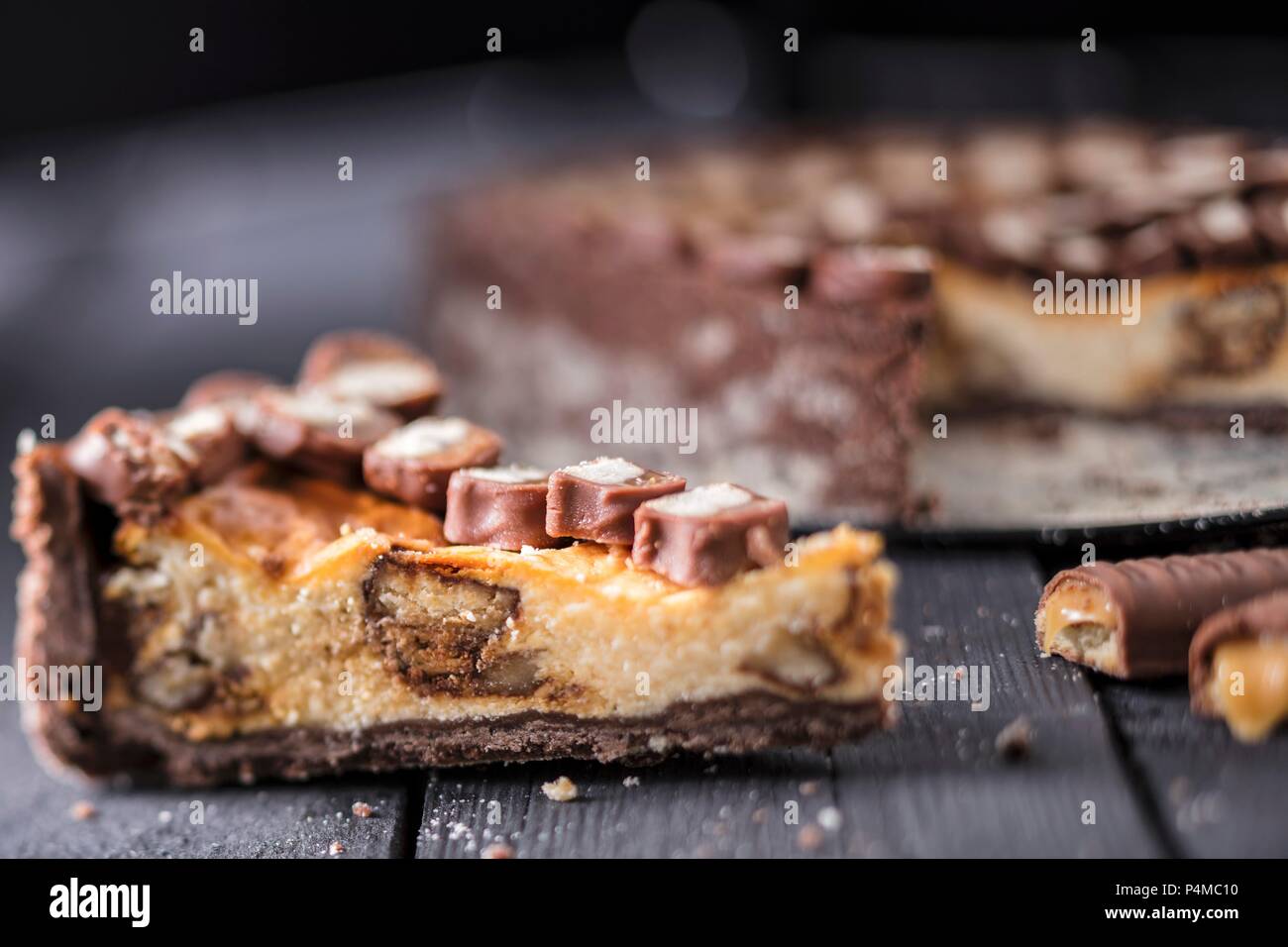 Käsekuchen mit Schokolade und Karamell biscuit bars Stockfoto