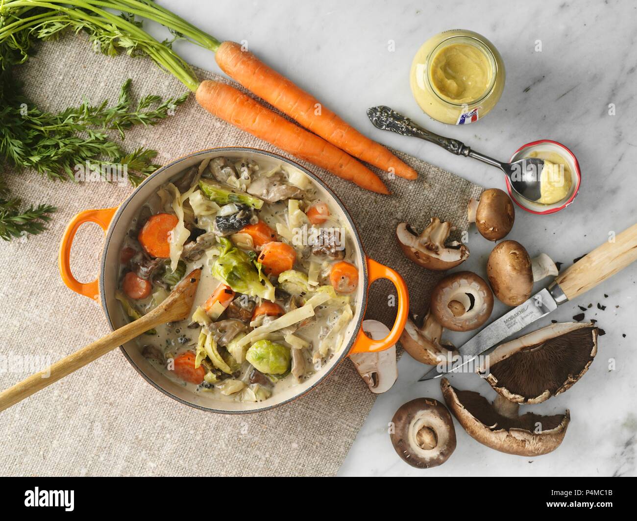 Kalbfleisch Auflauf mit Möhren, Champignons und Senf. Stockfoto