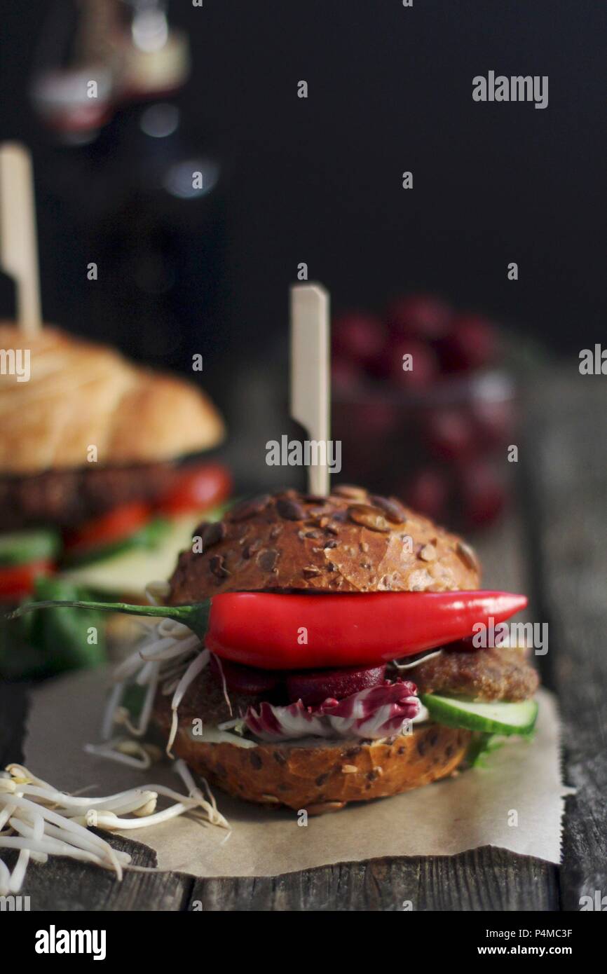 Hamburger mit Salami Stockfoto