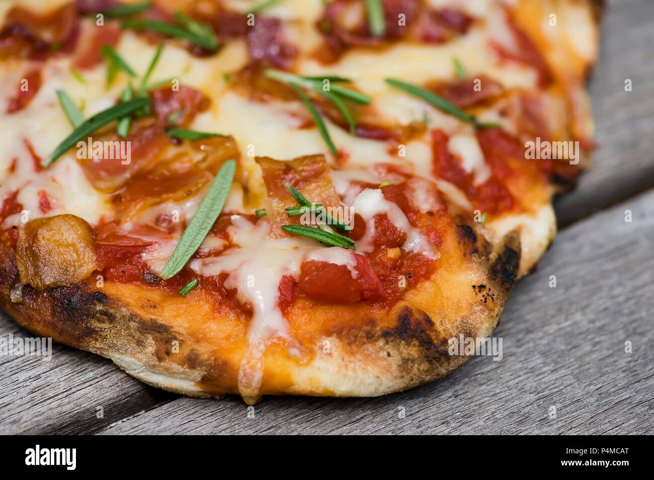 Gegrillte Pizza mit Speck und Rosmarin; Close Up Stockfoto
