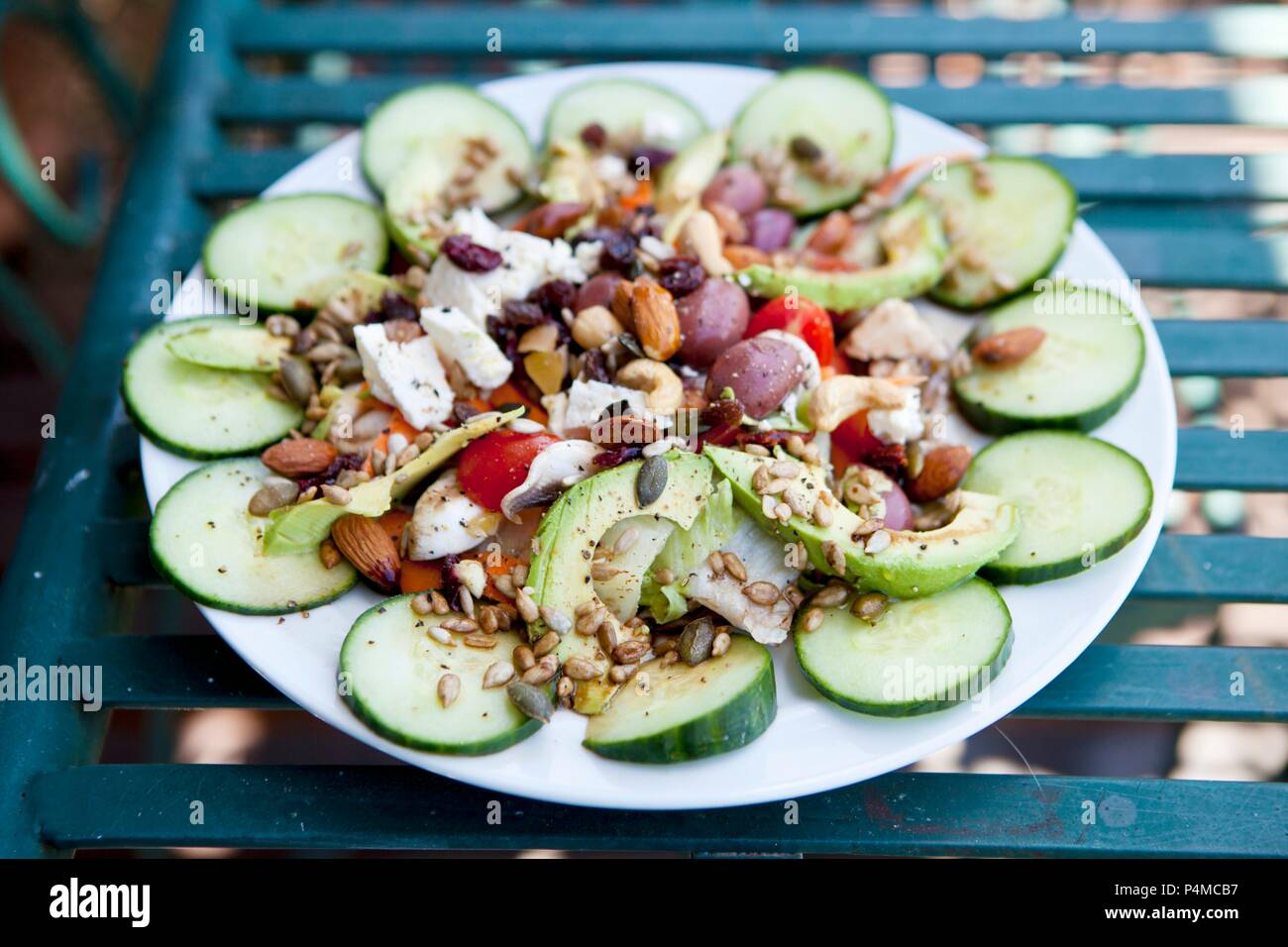 Gurkensalat mit Avocado, cashew Nüsse, Samen und Oliven Stockfoto