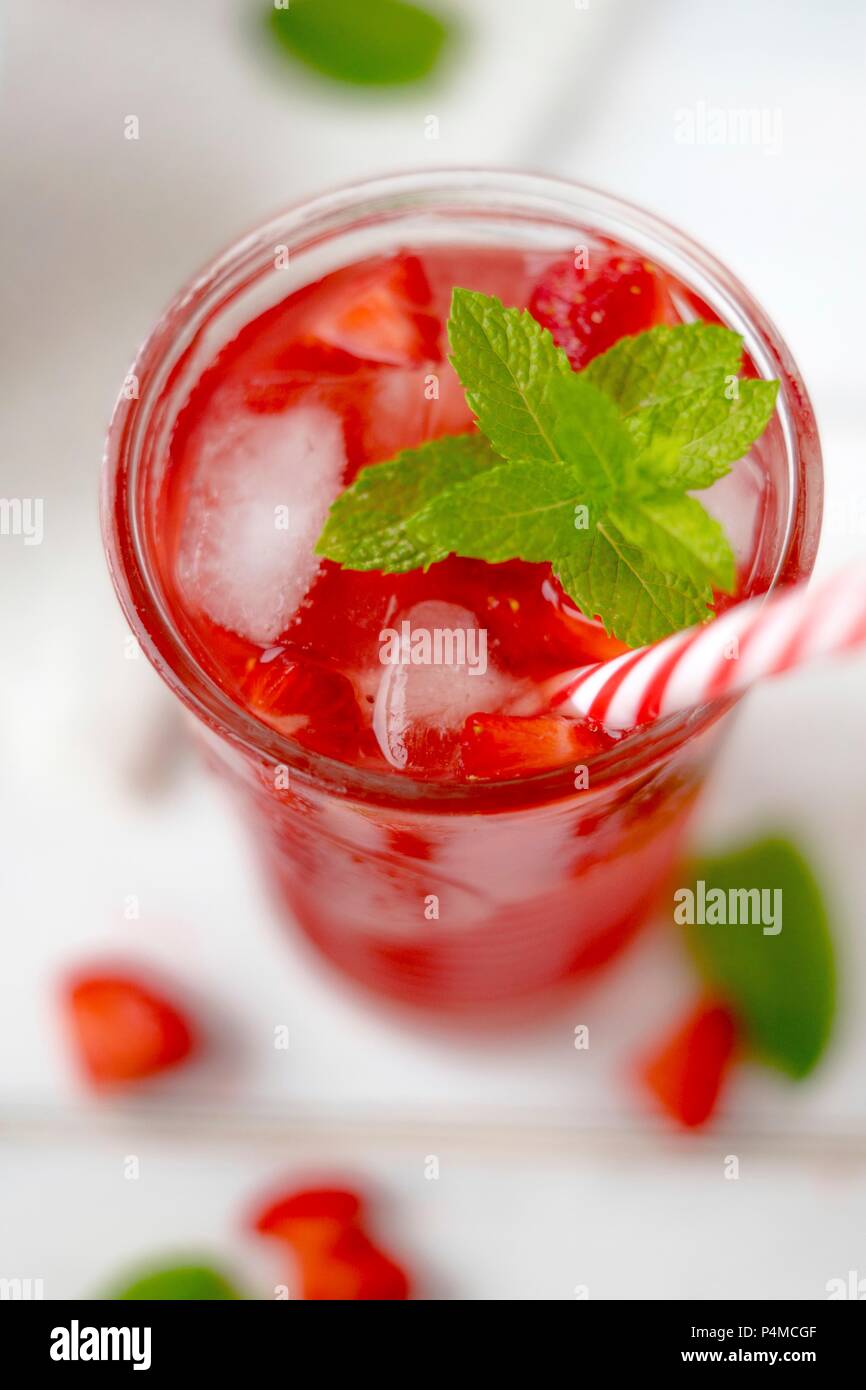 Erdbeere Eistee mit frischer Minze Stockfoto