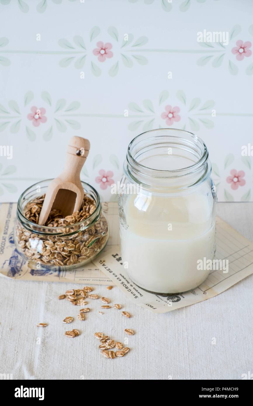 Hafer und ein Glas Hafermilch Stockfoto