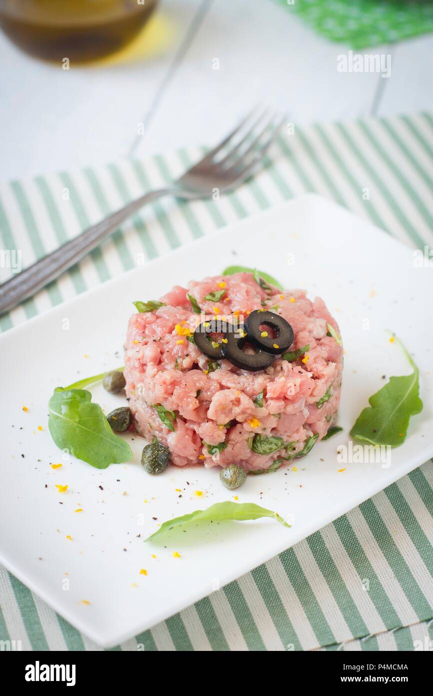 Tartar mit Oliven und Kapern Stockfoto