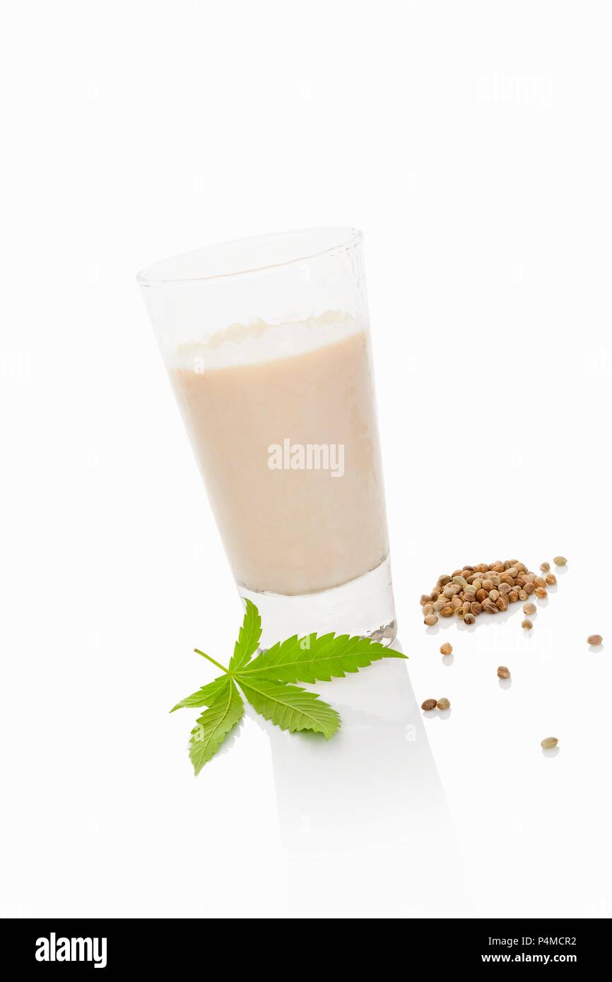 Ein Glas Hanf Milch auf eine weiße Fläche Stockfoto