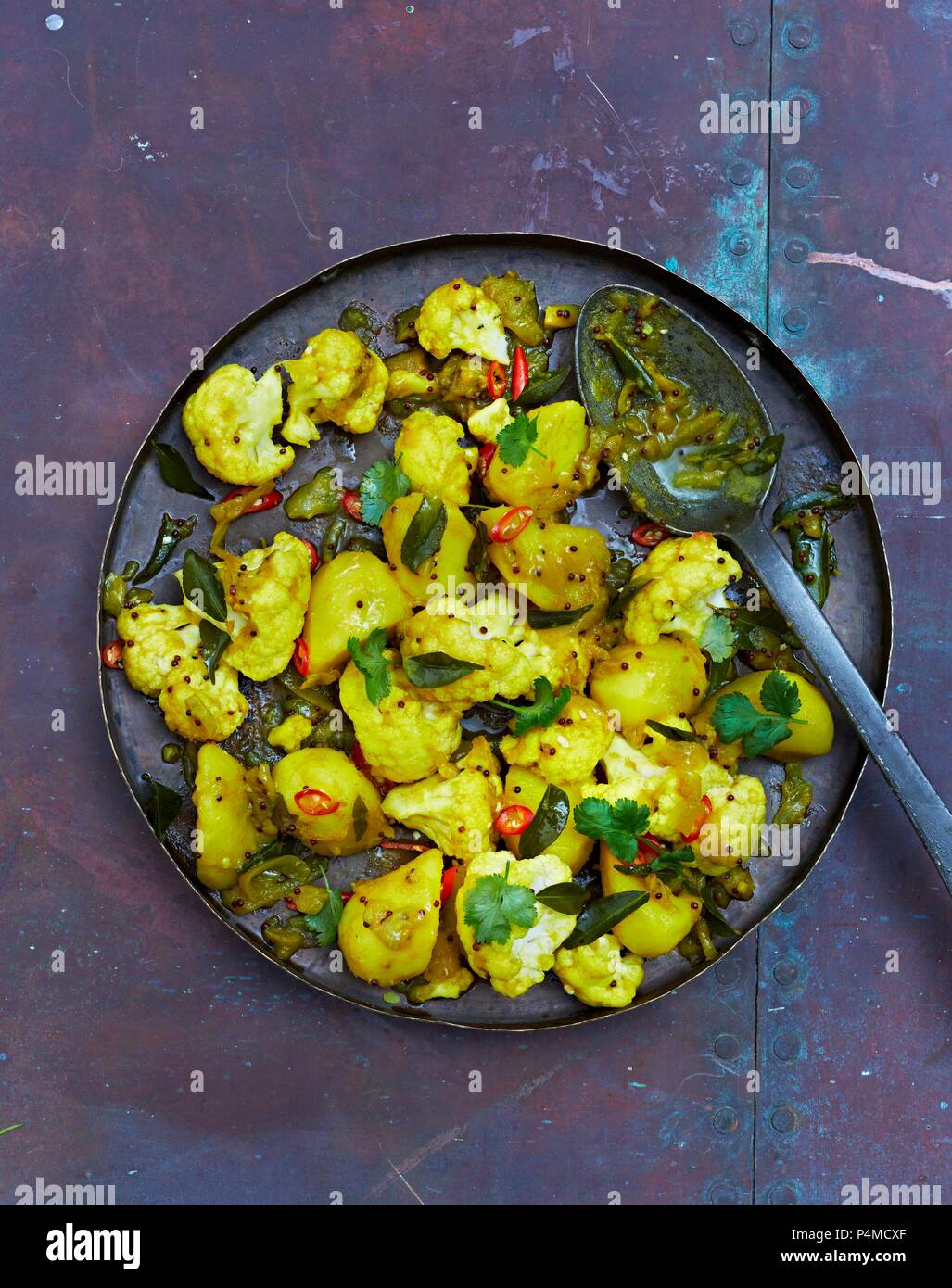Allo ghobi (Blumenkohl curry mit Kartoffeln, Indien) Stockfoto