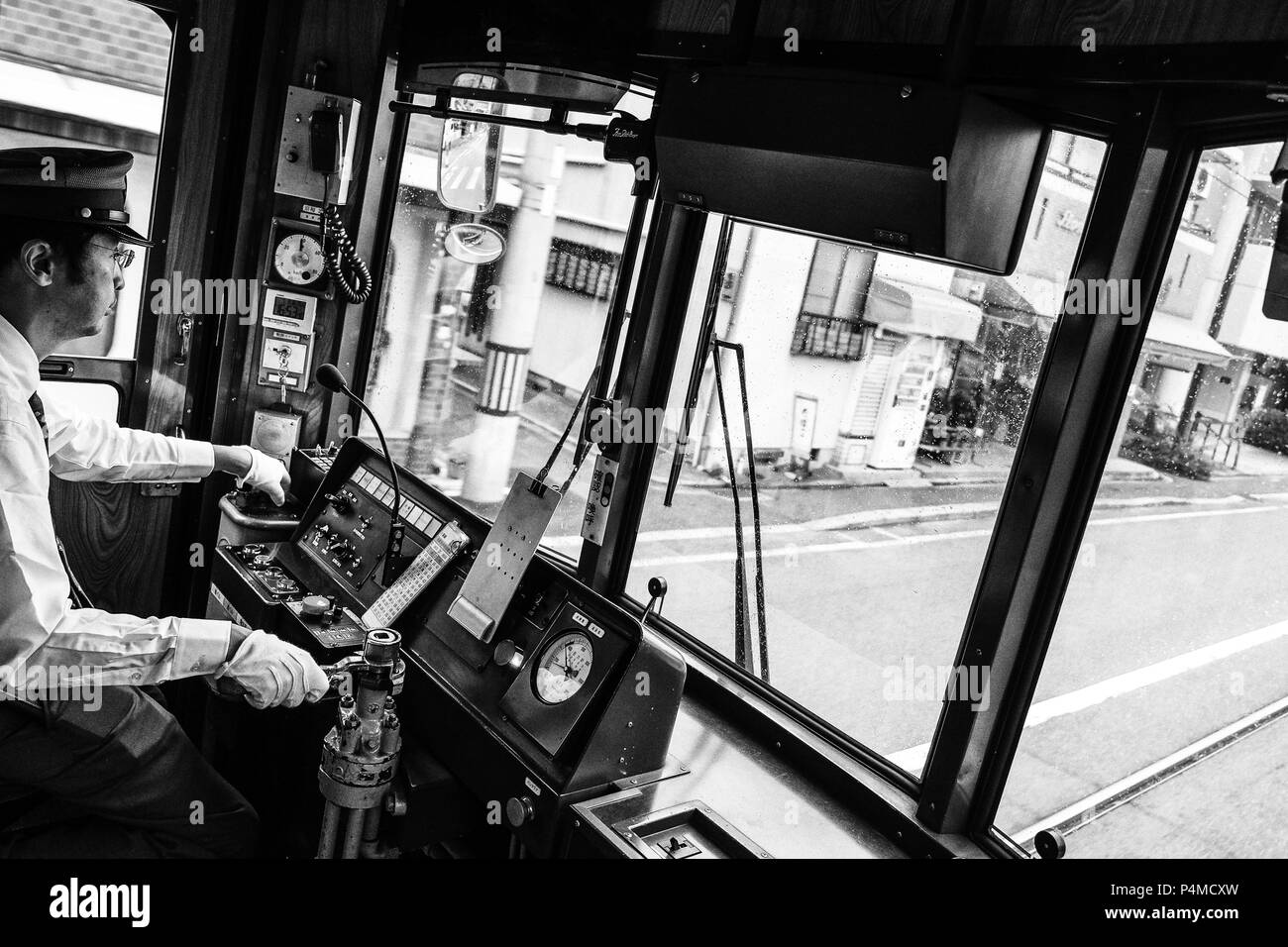 Straßenbahnfahrer in Kyoto, Japan. Die Straßenbahn ist ein historisches Fahrzeug und Fahrer noch Handschuhe Stockfoto