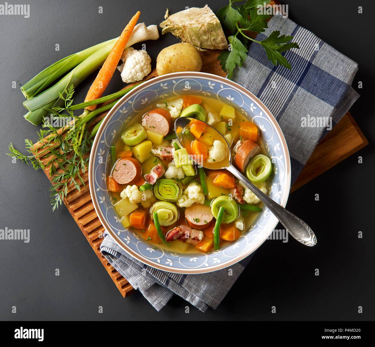 Gemüseeintopf mit Würstchen und Speck (oben) Stockfoto
