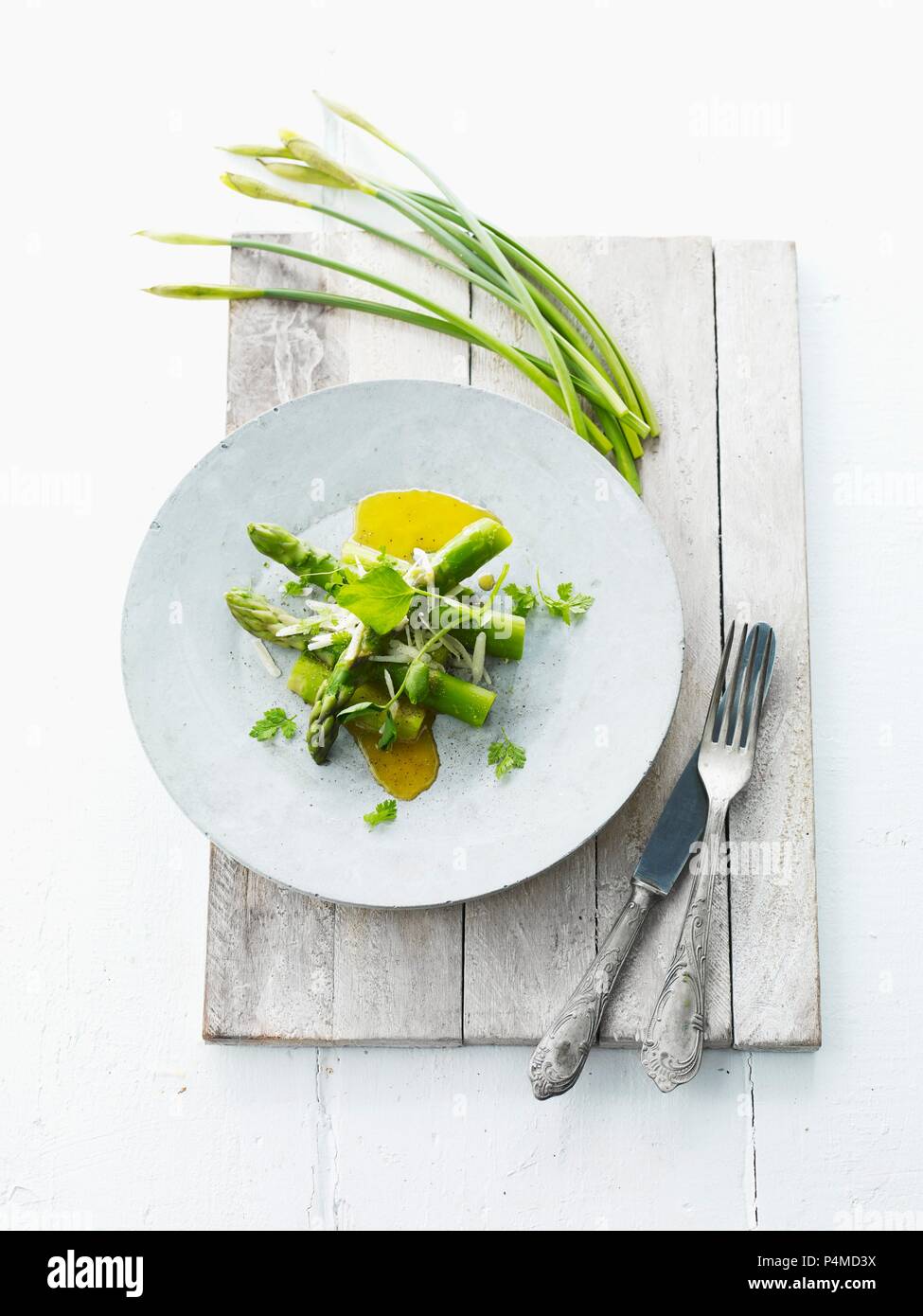 Grüner Spargel mit Olivenöl und Knoblauch Schnittlauch für Ostern Stockfoto