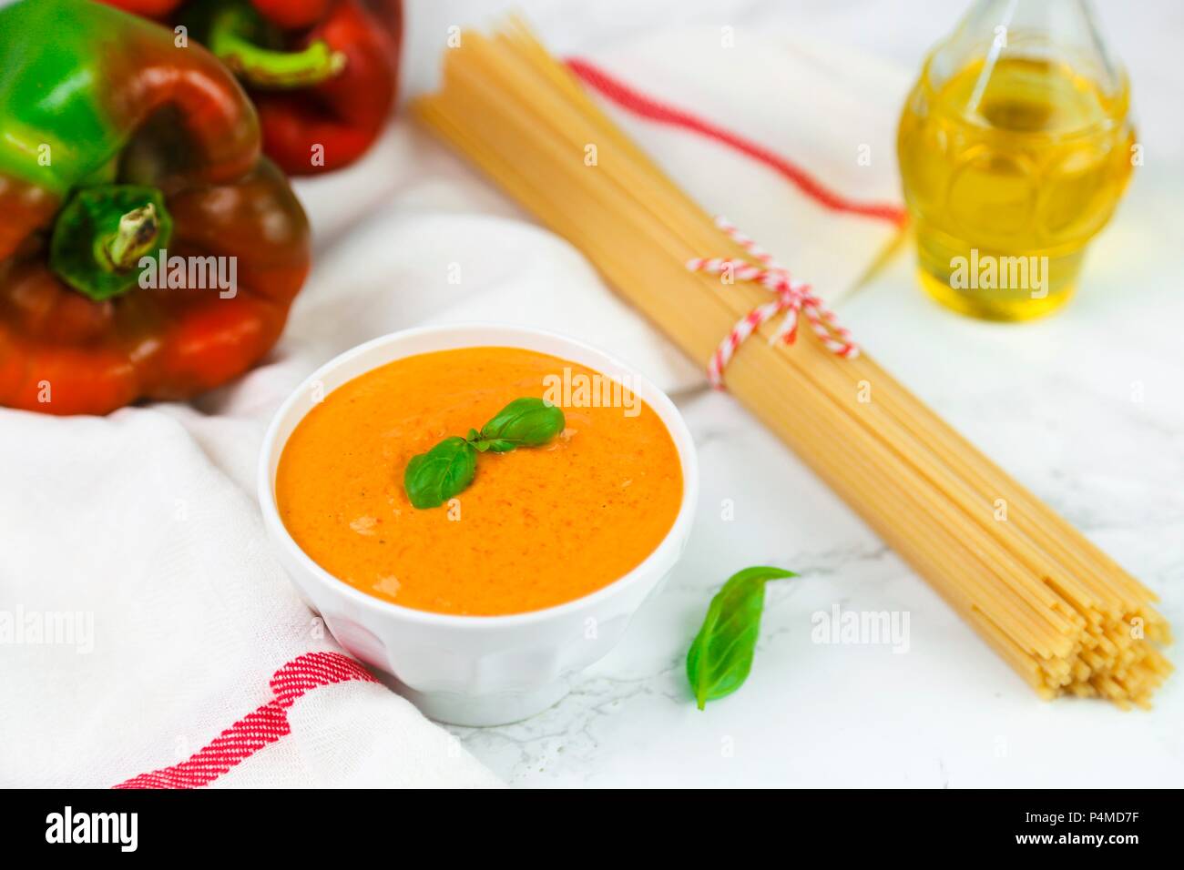 Pepper Sauce mit Basilikum Stockfoto