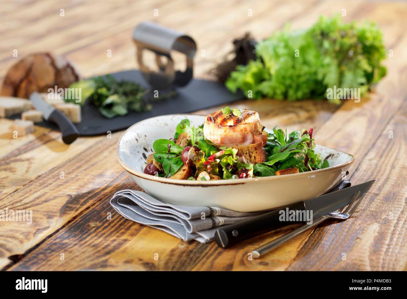 Brot Salat mit gegrilltem Ziegenkäse im Speckmantel gewickelt Stockfoto