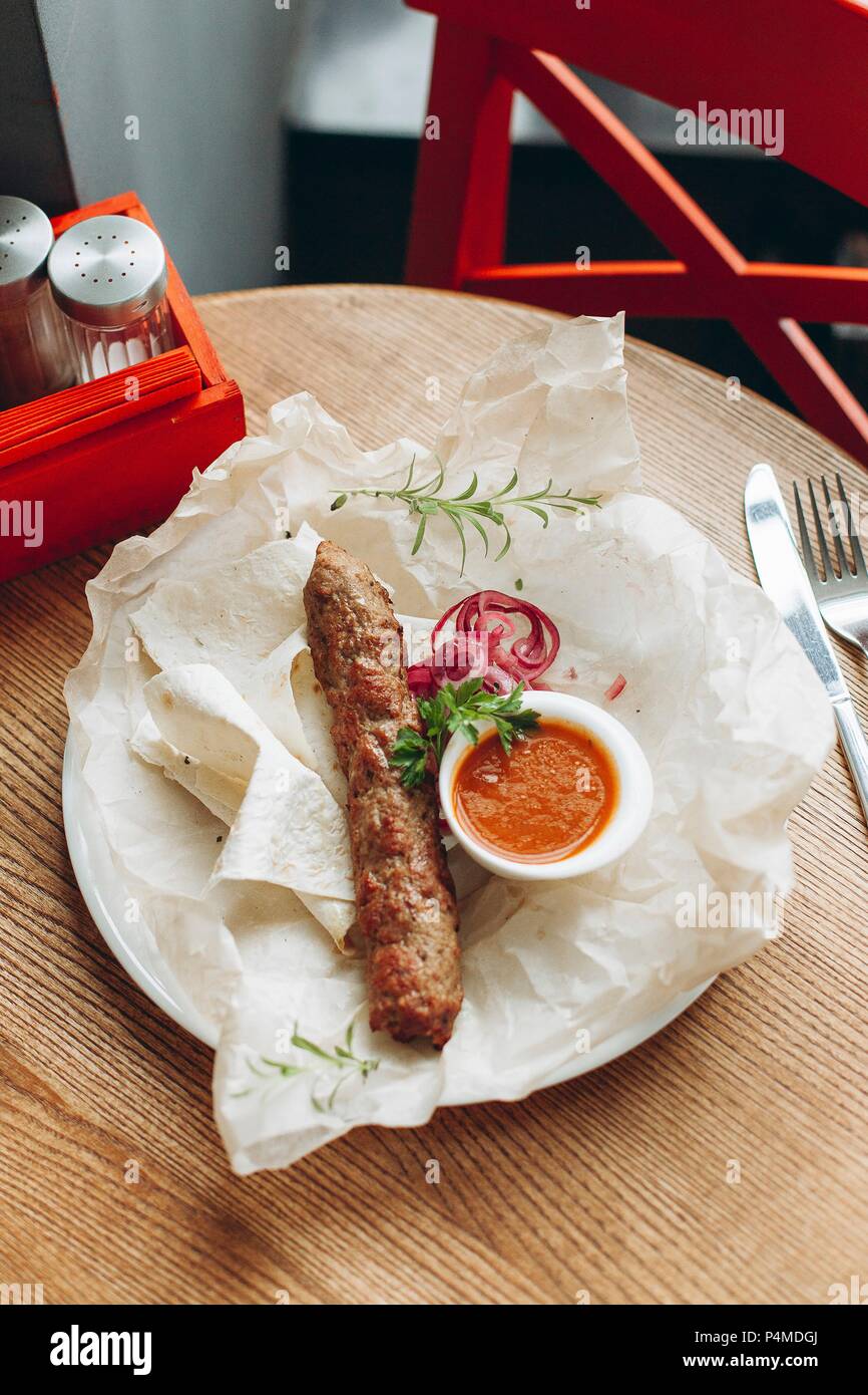 Cevapcici (Hackfleisch hautlosen Würstchen) mit Fladenbrot und Dip Stockfoto