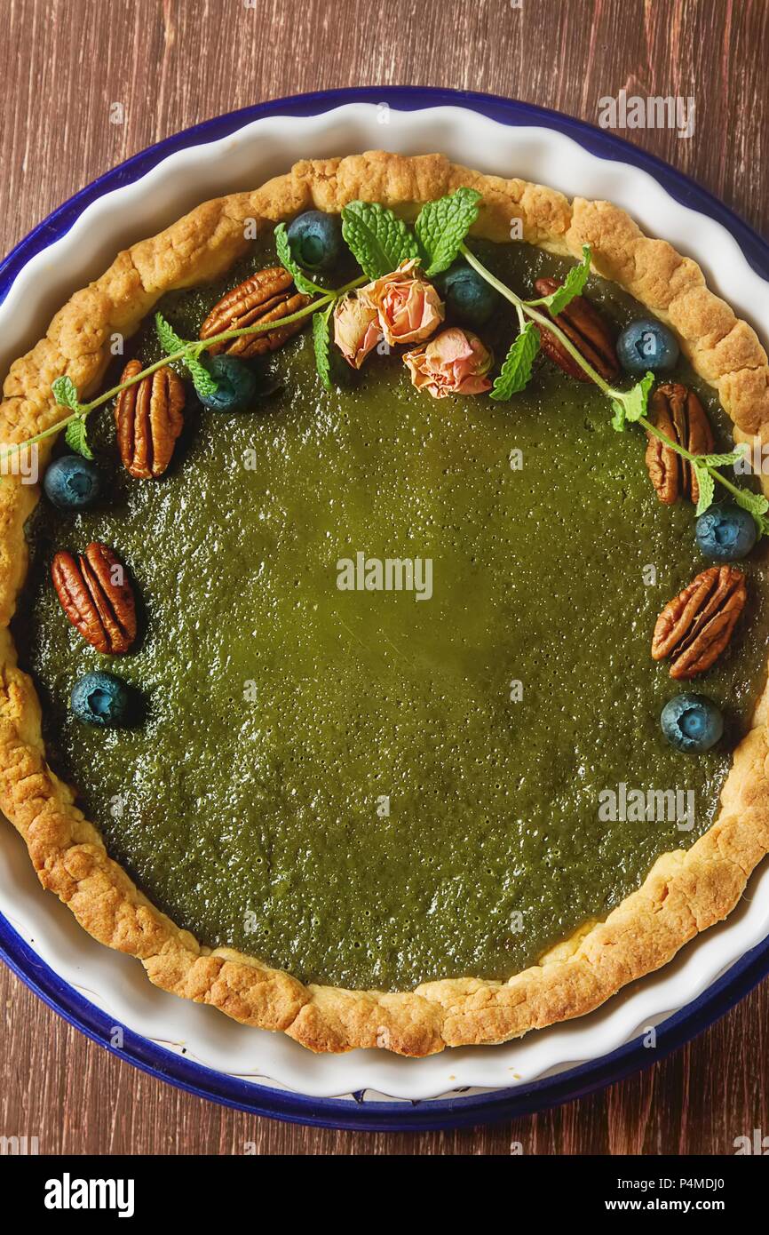 Grüner Tee vegetarische Torte mit Nüssen und Minze Stockfoto