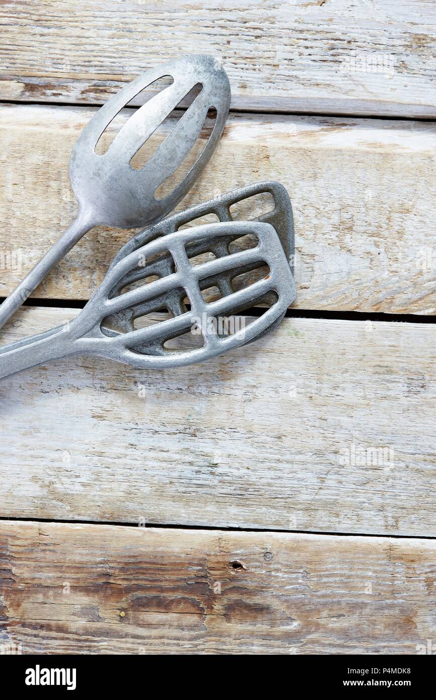 Drei alte Metall Spatel auf einer hölzernen Hintergrund Stockfoto