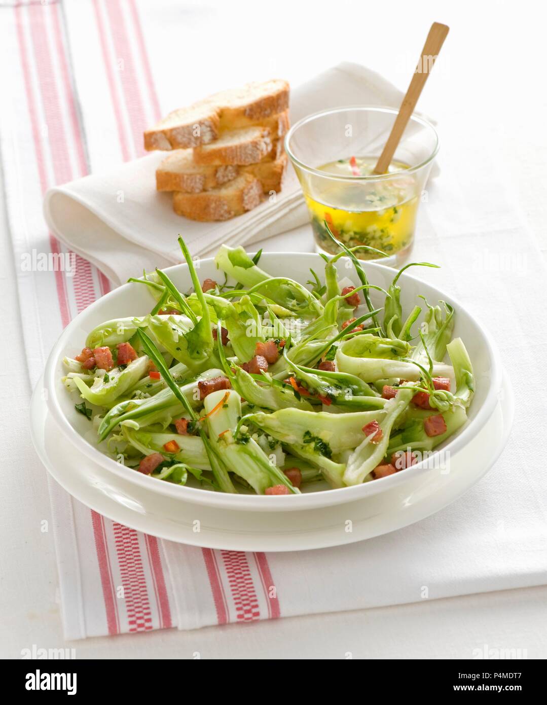 Chicorée Salat mit Speck Stockfoto