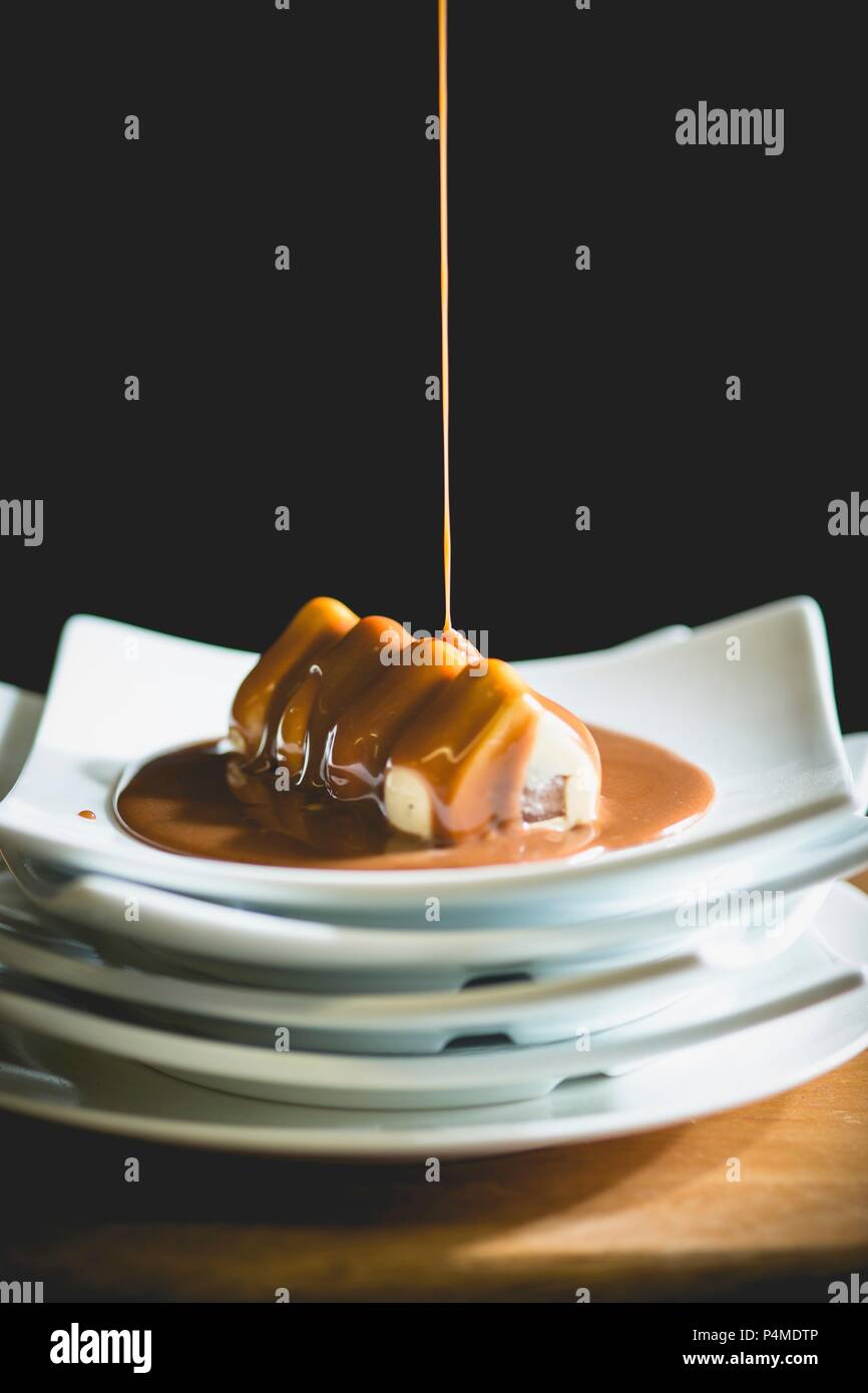 Karamellsauce über Dessert gegossen Stockfoto
