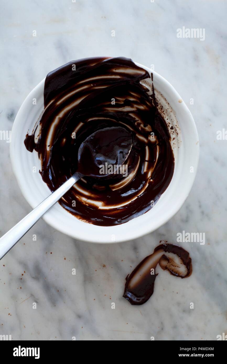 Geschmolzene dunkle Schokolade Schüssel Löffel Stockfoto