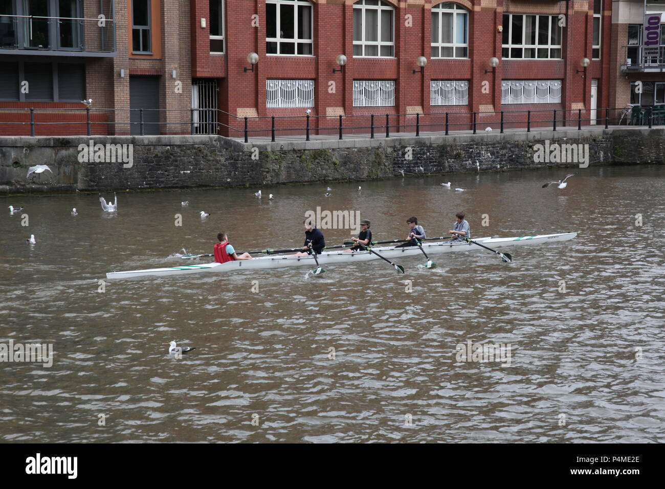 Kinder Rudern auf dem Fluss Avon, Bristol, England. Stockfoto