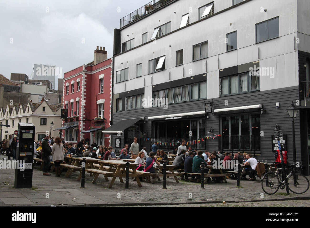 Die Menschen zusammen trinken an Queen Square, Bristol, England. Stockfoto