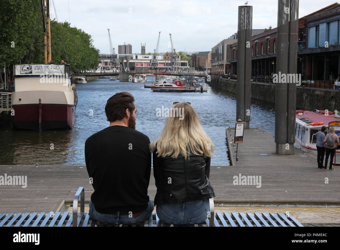 Ein junges Paar sitzen auf Broad Quay, Bristol, England. Stockfoto