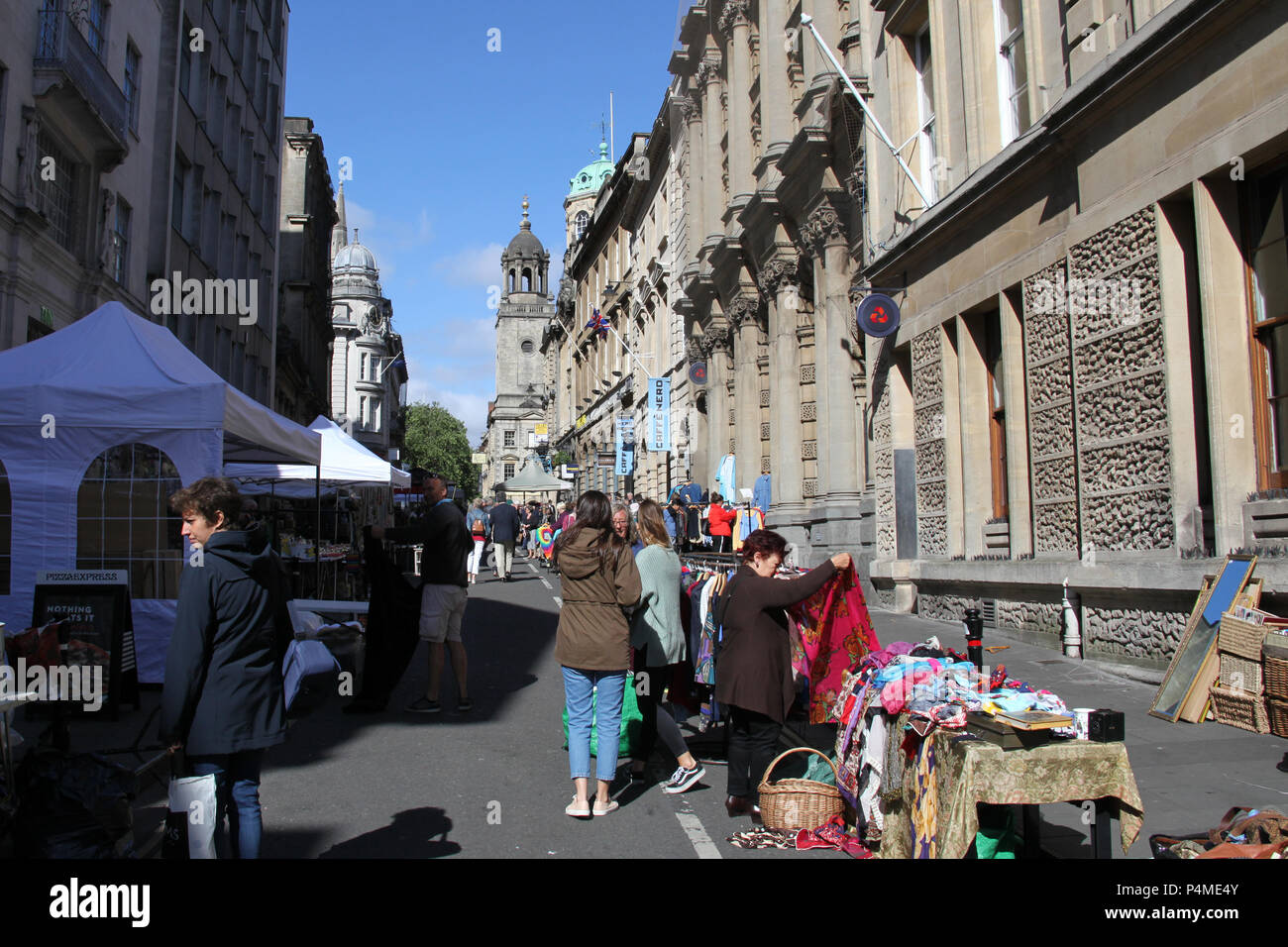 Leute einkaufen bei Sankt Nikolaus Markt in Bristol, England. Stockfoto
