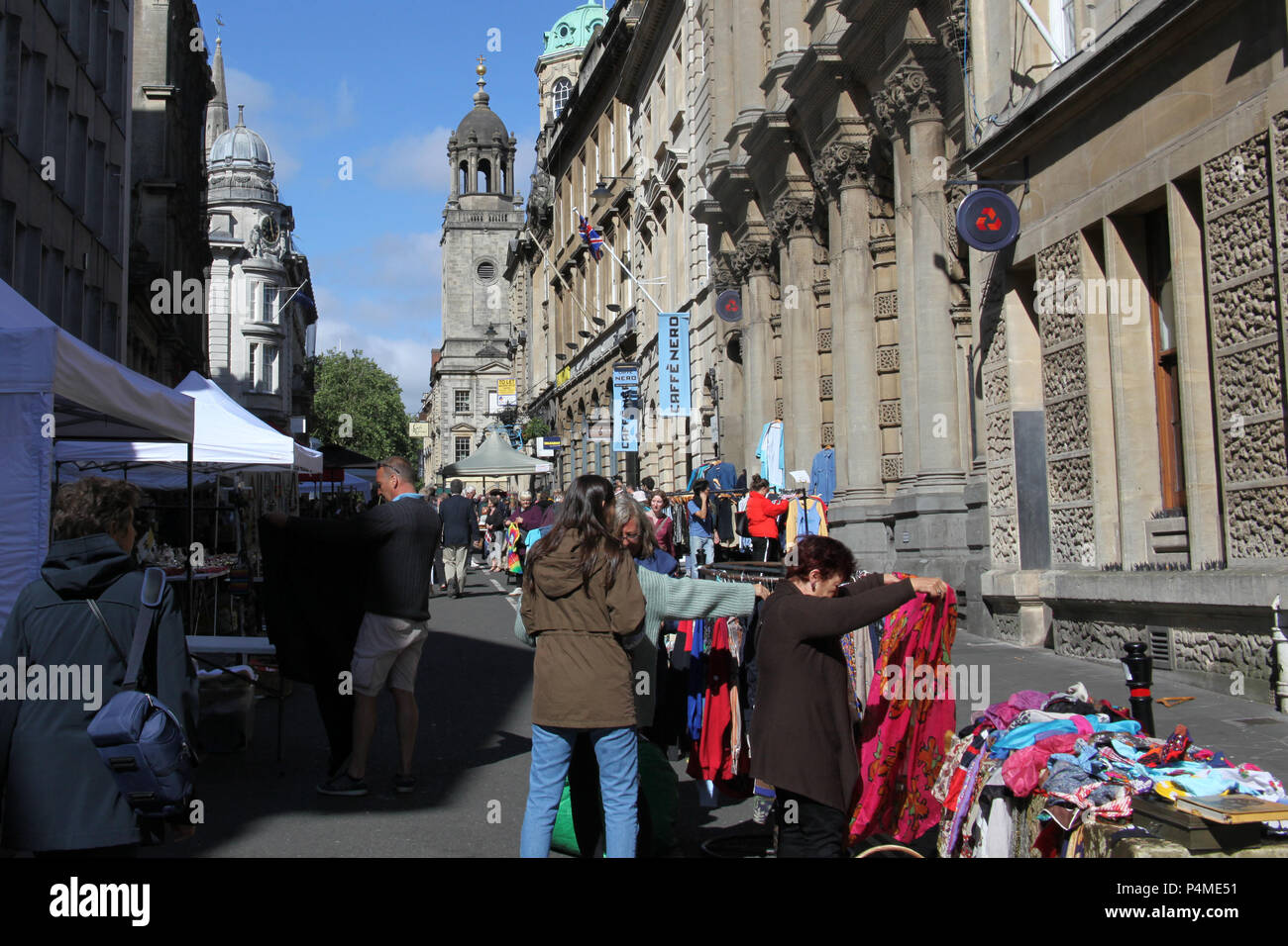 Leute einkaufen bei Sankt Nikolaus Markt in Bristol, England. Stockfoto