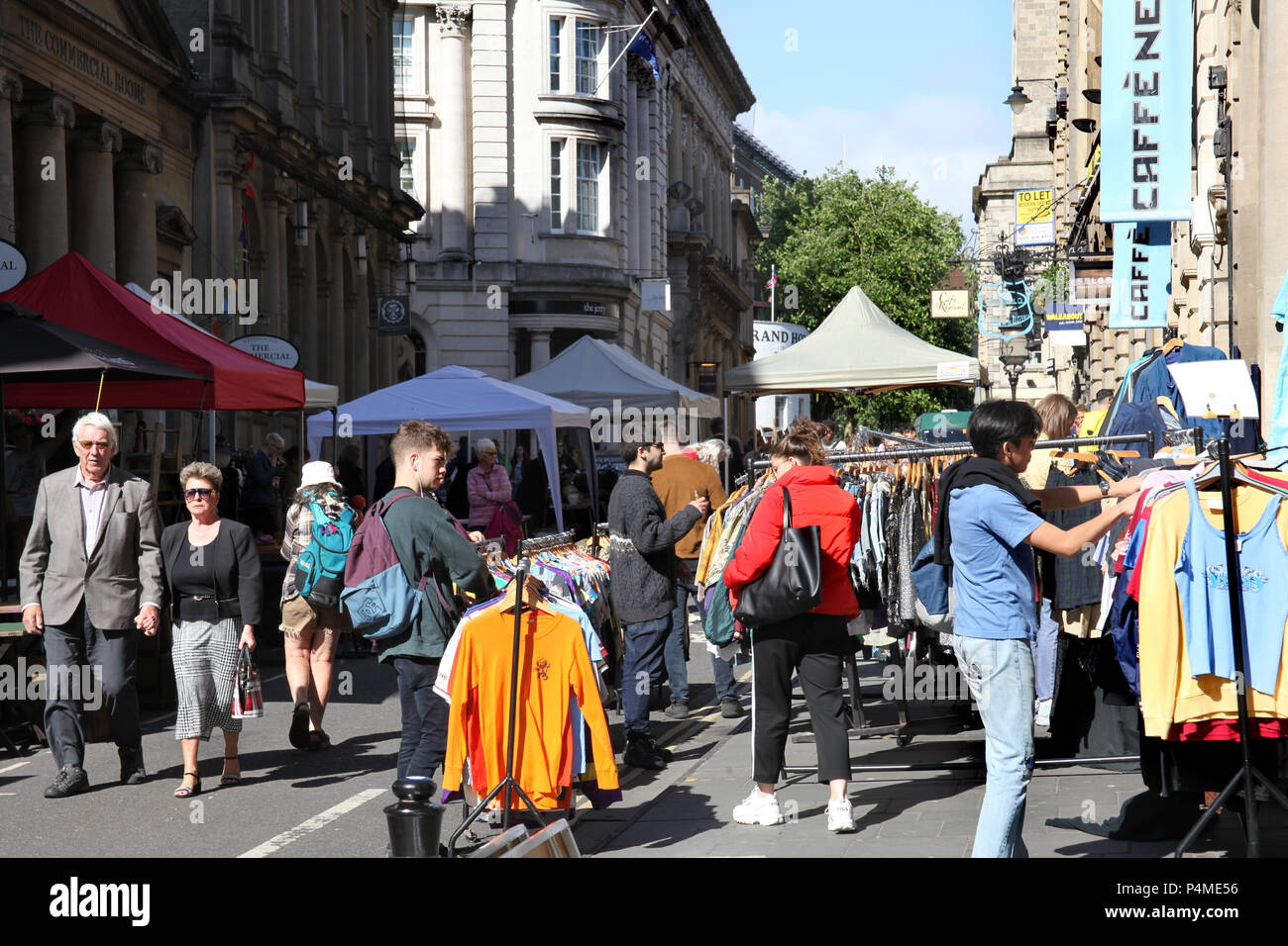 Leute einkaufen bei Sankt Nikolaus Markt in Bristol, England. Stockfoto