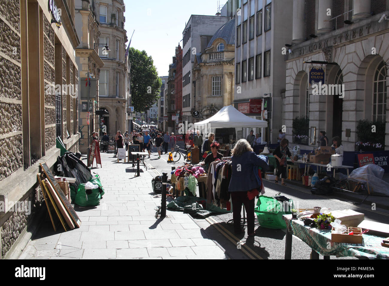 Leute einkaufen bei Sankt Nikolaus Markt in Bristol, England. Stockfoto