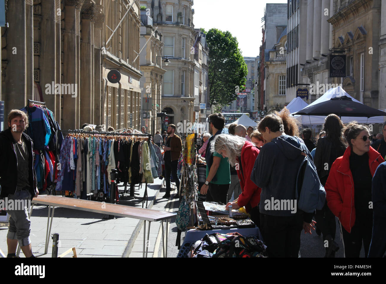 Leute einkaufen bei Sankt Nikolaus Markt in Bristol, England. Stockfoto