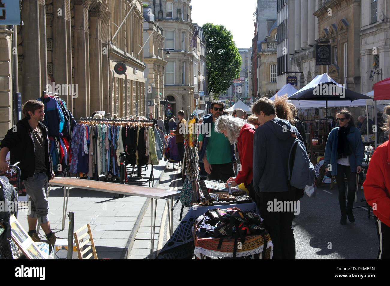 Leute einkaufen bei Sankt Nikolaus Markt in Bristol, England. Stockfoto
