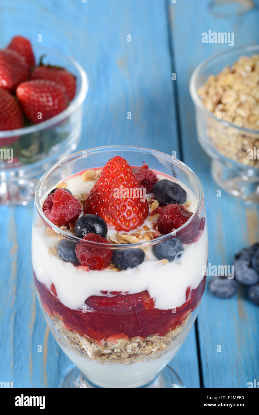 Nahaufnahme des Mixed fruit Parfait Stockfoto