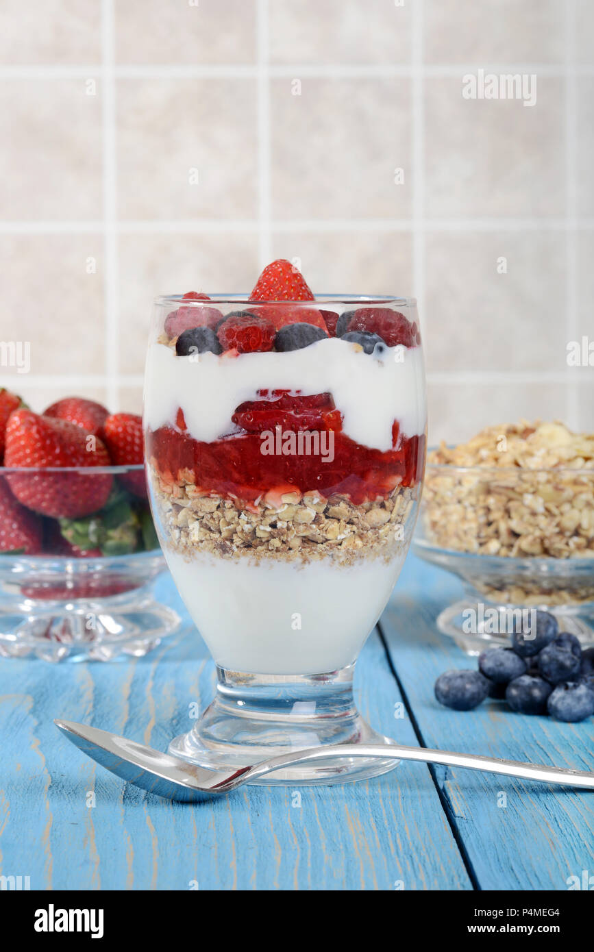 Erdbeere Heidelbeere Himbeere Parfait mit Früchten und Müsli Stockfoto