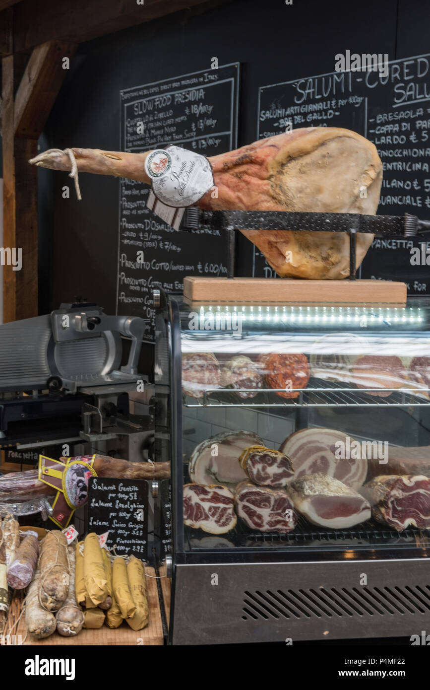 Feinkost und haltbar gemacht Fleisch und Schinken mit Schinken Schinken für Verkauf an den Borough Market Stockfoto