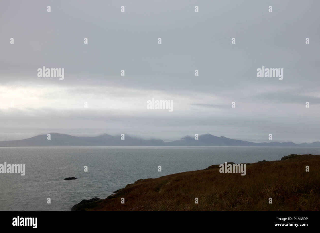Anzeigen aus llanddwyn Island, Angelsey, über caenarfon Bay nach llangefni Mawr und Yr Eifl auf der Halbinsel Lleyn, Gwynedd, Wales, Großbritannien Stockfoto
