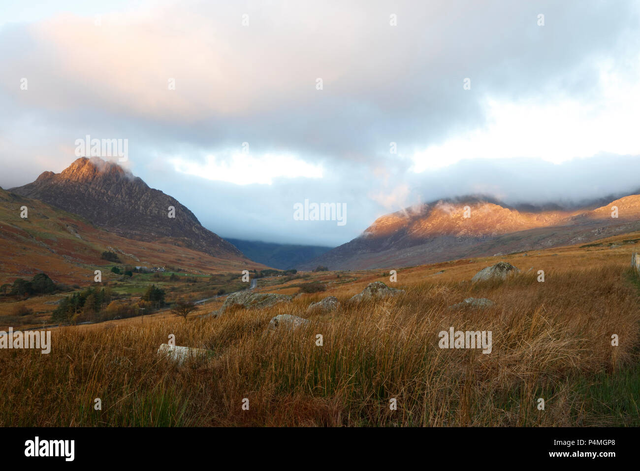 Berge von Tryfan (links) und Pen-OLE-Wen (rechts), Snowdonia, Gwynedd, Wales, Großbritannien Stockfoto