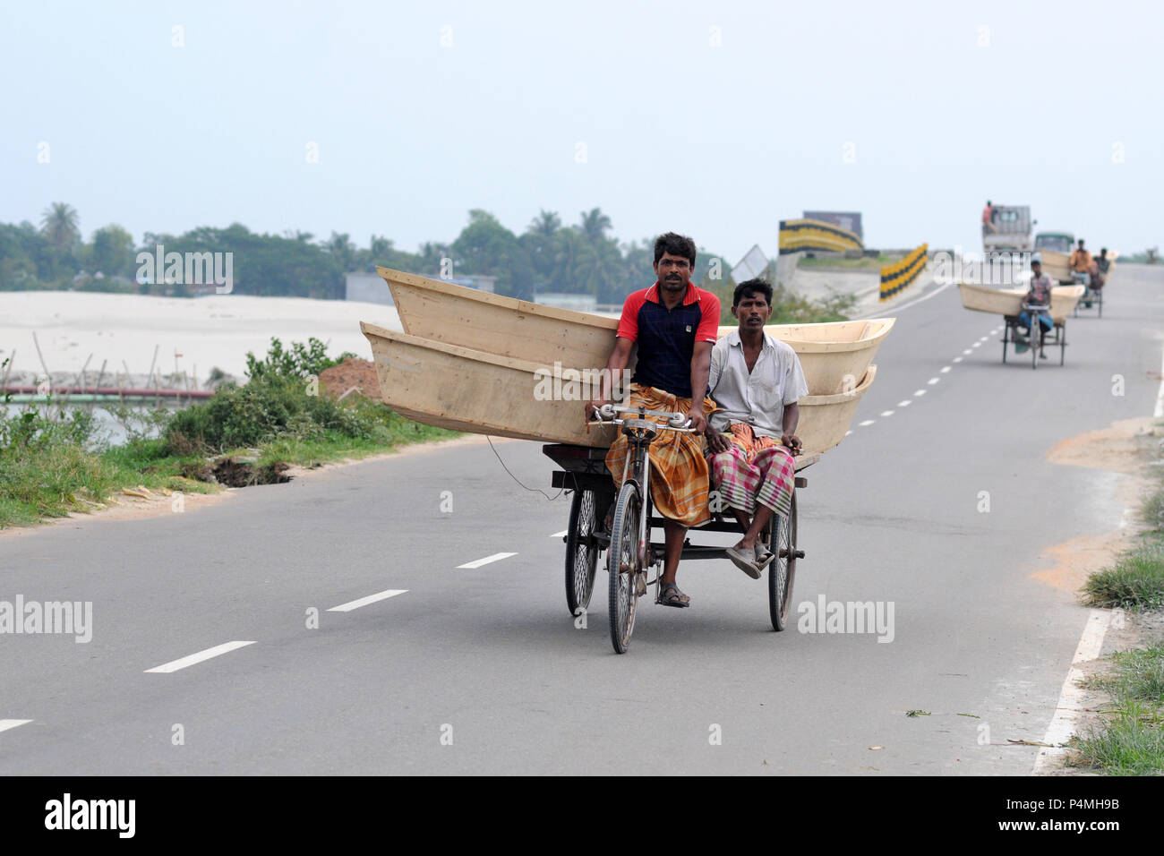 Dhaka, Bangladesch - Mai 12, 2016: Wasser ist die Protokollierung in Dhaka und der angrenzenden Gebiete in der Monsunzeit alltäglich. Boote werden alternative Mod Stockfoto