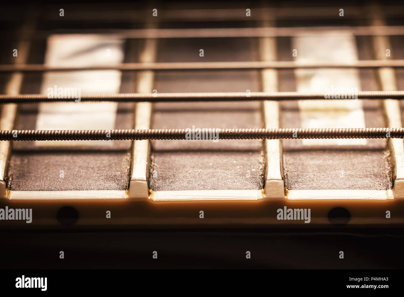 Details einer E-Gitarre Hals Bünde und Saiten, Makro anzeigen. Stockfoto