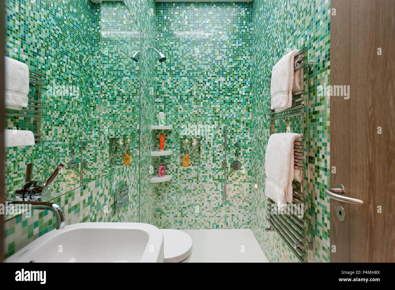 Grüne Fliesen im modernen Badezimmer Stockfotografie - Alamy