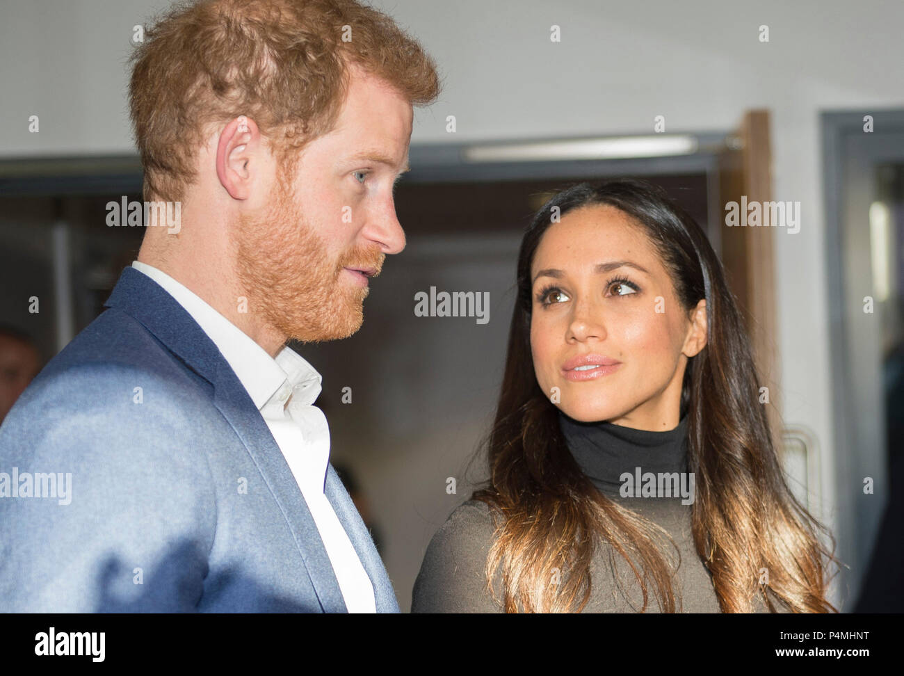 Prinz Harry und Megan Markle in Nottingham Academy, bei der sie Schulleiter von der Akademie, Schülerinnen und Schüler sowie volle Wirkung Personal und Mentoren 1. Dezember 2017 Stockfoto