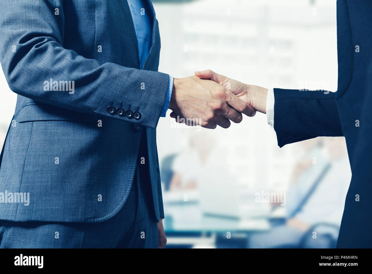 Geschäft Leute treffen und Handshake in Konferenzraum Stockfoto