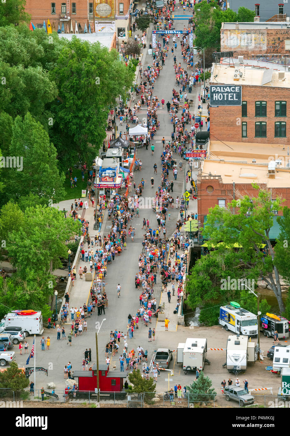 Ansicht von oben auf die Innenstadt von Salida, Colorado; während der jährlichen Fibark River Festival Stockfoto