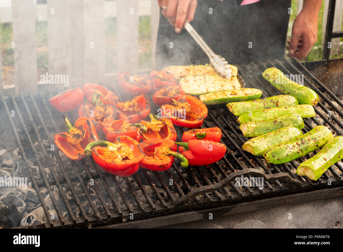 Frisches Gemüse auf dem Grill zubereitet im Freien am offenen Feuer Stockfoto