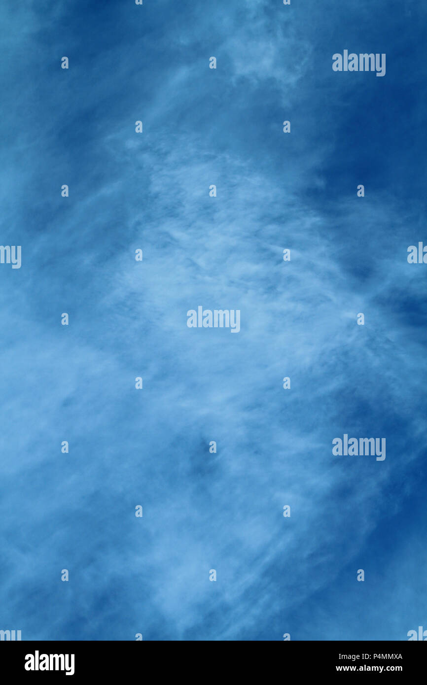 blauer Himmel mit Wolken Stockfoto