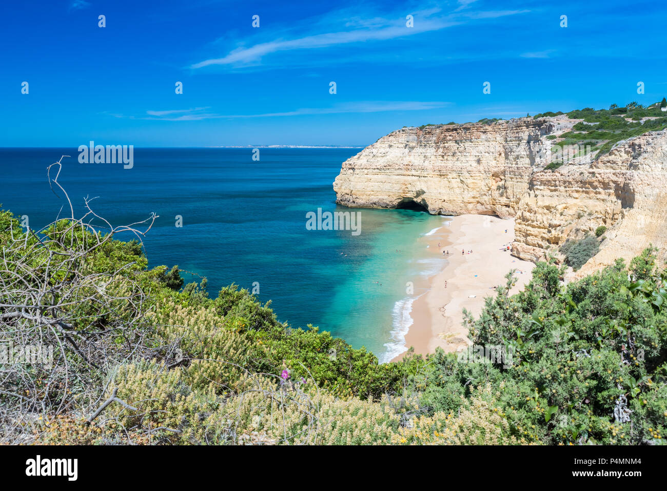 Praia do Vale de Centianes - wunderschöner Strand der Algarve in Portugal Stockfoto