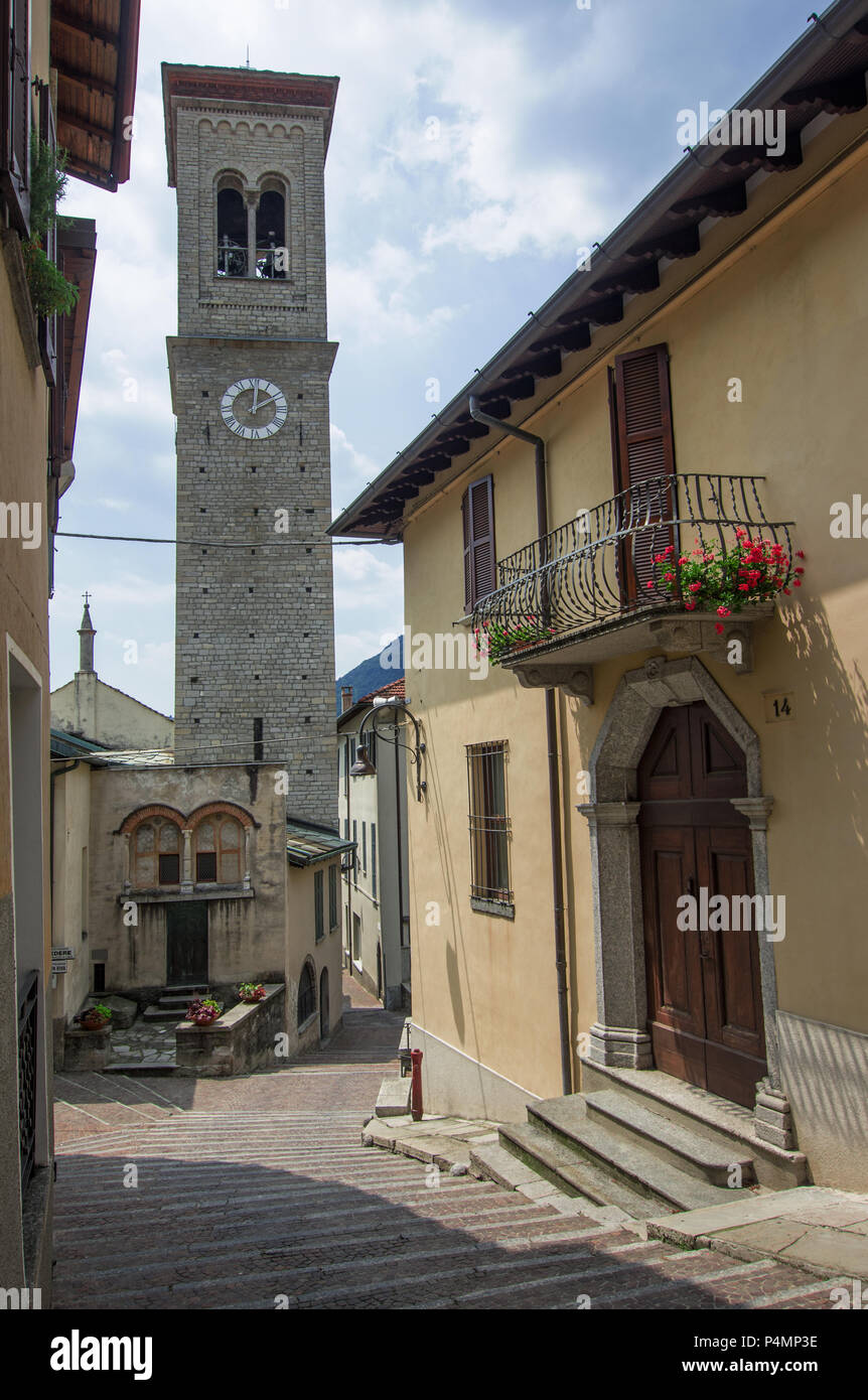Die engen Gassen von Torno, einem alten Dorf mit Blick auf den Comer See, Italien Stockfoto